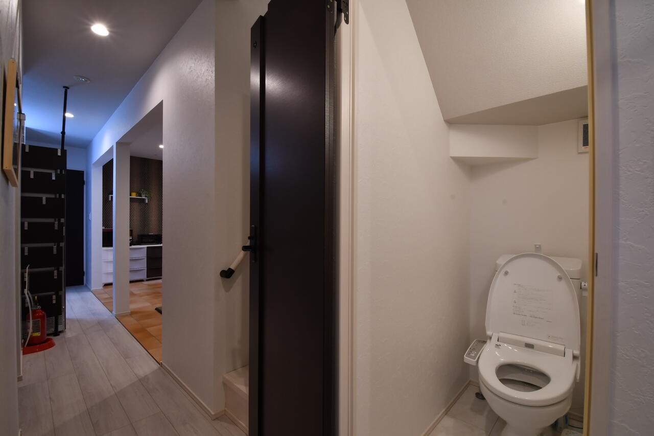 ウォシュレット付きトイレの様子。トイレの脇は階段です。|1F トイレ