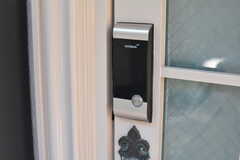玄関の鍵はナンバー式のオートロック。(2022-02-02,周辺環境,ENTRANCE,1F)