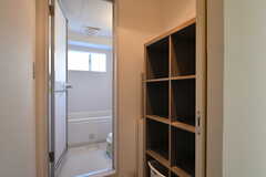 脱衣室の様子。部屋ごとに使える収納棚が設置されています。(2022-02-02,共用部,BATH,2F)