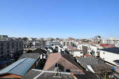 屋上から見た景色。周辺は戸建ての多い住宅街で、見晴らしが良いです。(2022-02-02,共用部,OTHER,4F)