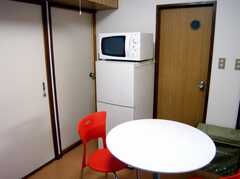 ラウンジ脇に設置された電子レンジと冷蔵庫。(2007-07-29,共用部,KITCHEN,3F)