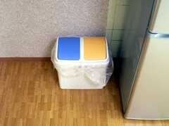 キッチン脇に用意されたゴミ箱(2007-02-16,共用部,OTHER,4F)