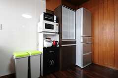 キッチン家電と食器棚の様子。(2013-06-17,共用部,KITCHEN,2F)