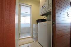 脱衣室の様子。洗濯機と乾燥機はセパレートタイプ。(2013-06-17,共用部,BATH,2F)