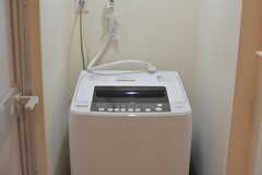 脱衣室に設置された洗濯機の様子。(2021-08-05,共用部,LAUNDRY,1F)