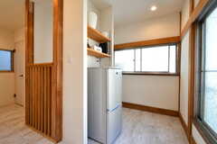 廊下には2、3階の入居者さん向けの冷蔵庫が設置されています。(2021-08-05,共用部,OTHER,2F)