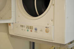 乾燥機の様子。容量は55Lとのこと。(2013-07-18,共用部,LAUNDRY,1F)
