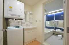 脱衣室の様子。洗面台と洗濯機・乾燥機が設置されています。(2014-12-16,共用部,BATH,2F)