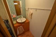 バスルームの脱衣室の様子。洗面台が設置されています。(2015-03-13,共用部,BATH,1F)