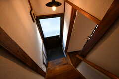 サブの玄関まわりの様子。ドアの正面は階段です。(2021-01-04,周辺環境,ENTRANCE,1F)