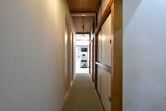 廊下の床は畳です。突き当たりにリビングがあります。(2021-01-04,共用部,OTHER,1F)