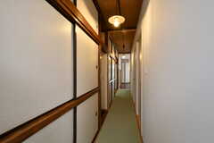 リビングから見た廊下の様子。右手に101号室と102号室があります。(2021-01-04,共用部,OTHER,1F)