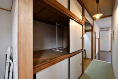廊下を挟んだ対面の押入れを、専用のスペースとして使うことができます。鍵は掛けられません。（101号室）(2021-01-04,専有部,ROOM,1F)