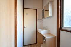 廊下に設置された洗面台。白いドアの先はトイレです。(2021-01-04,共用部,OTHER,2F)