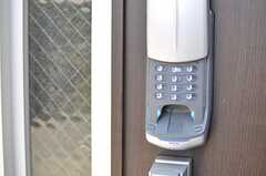 玄関の鍵は指紋認証式です。(2013-01-29,周辺環境,ENTRANCE,1F)