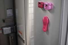 冷蔵庫にくっついたマグネットクリップ。勝手口には、玄関と同じ指紋認証型の鍵が設置されています。(2013-01-29,共用部,KITCHEN,1F)
