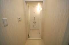 水まわり設備の脇にあるシャワールームと脱衣室の様子。(2013-11-21,共用部,TOILET,1F)