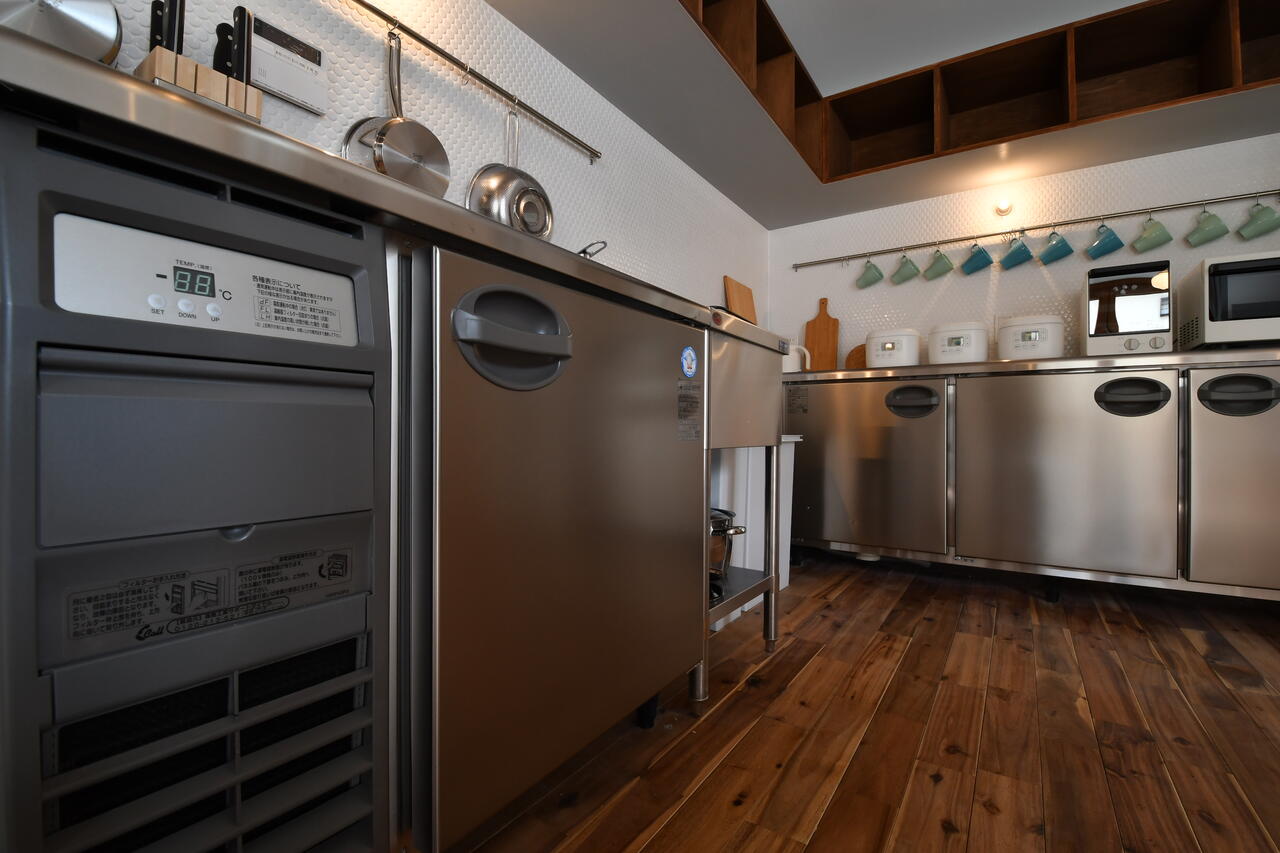 業務用冷蔵庫の様子。冷蔵庫は2箇所設置されています。|2F キッチン