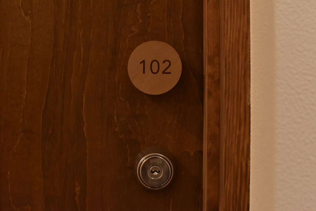 専有部のサインと鍵穴。（102号室）|1F 部屋