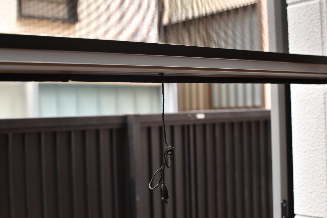 全室、窓には網戸が設置されています。紐を上下し網戸の位置を調節することができます。（104号室）|1F 部屋