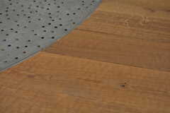 床の素材は無垢材のフローリング。スプーンカットと呼ばれる手法だそうで、表面にスプーンですくったような凸凹の跡が付けられています。(2018-08-06,共用部,LIVINGROOM,1F)