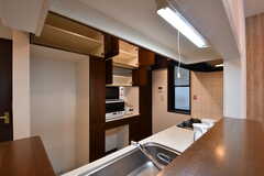 キッチンの対面に食器棚が設置されています。食器棚の上は専有部ごとにスペースが用意されています。食器棚の脇に冷蔵庫を設置予定とのこと。(2018-03-30,共用部,KITCHEN,2F)