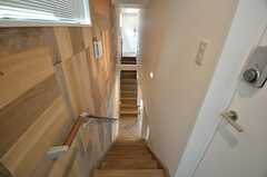 201号・202号室から、203号室・204号室へ行くには、階段を降りて上ります。不思議な光景です。(2015-04-28,共用部,OTHER,2F)