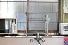 シンク上の出窓には、水切りのラックとキッチン家電が置かれています。(2013-05-06,共用部,KITCHEN,1F)