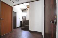 廊下の様子。右手のドアが101号室。左手のドアがバスルームとトイレです。(2013-05-06,共用部,OTHER,1F)