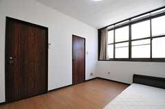 窓脇のドアは、専用の収納スペースです。（101号室）(2013-05-06,専有部,ROOM,1F)