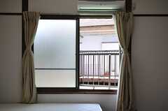 窓の外は専用のバルコニーです。（201号室）(2013-05-06,専有部,ROOM,2F)