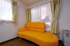リビングに置かれた黄色いソファ。(2011-04-05,共用部,LIVINGROOM,1F)