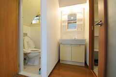 トイレとバスルームの間に洗面台があります。(2011-04-05,共用部,OTHER,1F)