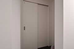 トイレのドアは引き戸です。(2020-11-06,共用部,TOILET,3F)