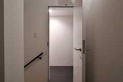 階段室と廊下の間にはドアがあります。(2020-11-06,共用部,OTHER,2F)