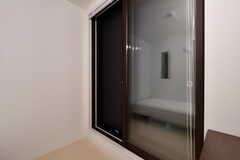 窓は防犯シャッター付き。（104号室）(2020-11-06,専有部,ROOM,1F)