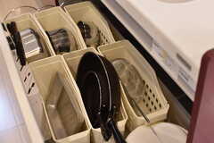 シンクの下には鍋やフライパンがボックスに収納されています。(2019-02-12,共用部,KITCHEN,2F)