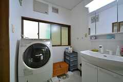 脱衣室に設置された洗濯機と洗面台。(2015-09-16,共用部,LAUNDRY,1F)