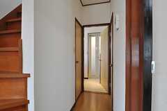 廊下の様子。突き当たりにバスルームがあります。(2014-06-26,共用部,LIVINGROOM,1F)