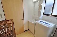 バスルームの脱衣室の様子。洗濯機が置かれています。(2014-06-26,共用部,BATH,1F)