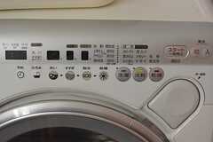 洗濯機は乾燥機能付き。(2014-10-07,共用部,LAUNDRY,1F)