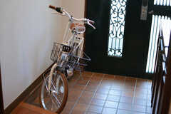 玄関には共用自転車が用意されています。(2021-03-18,周辺環境,ENTRANCE,2F)