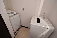 洗濯機の様子。1台は乾燥機能付きです。(2021-03-18,共用部,LAUNDRY,2F)