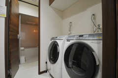洗面台の左手には洗濯機が2台設置予定とのこと。(2013-10-28,共用部,LAUNDRY,1F)