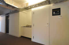 廊下に設置されたミニキッチンの様子。ドアの先はバスルームです。(2011-03-11,共用部,OTHER,3F)
