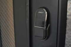 玄関の鍵はナンバー式のオートロック。(2020-09-11,周辺環境,ENTRANCE,1F)