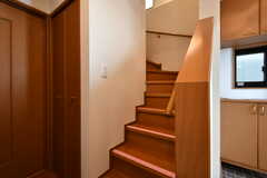 階段の様子。リビングは2階です。(2020-09-11,共用部,OTHER,1F)