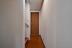 廊下の様子。正面はトイレ、突き当たり左手にバスルームがあります。(2020-09-11,共用部,OTHER,2F)