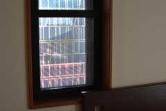 小さな窓には遮光性のあるデザインシールが貼られています。（302号室）(2020-09-11,専有部,ROOM,3F)