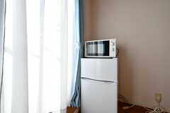 冷蔵庫と電子レンジは各部屋に設置されています。（302号室）(2020-09-11,専有部,ROOM,3F)